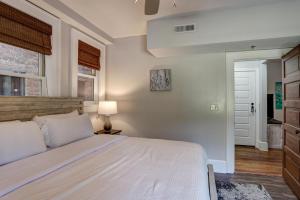 Postel nebo postele na pokoji v ubytování Historic King James 202