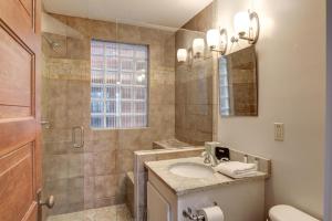 Koupelna v ubytování Historic King James 202