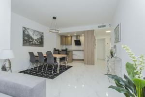 een keuken en een woonkamer met een tafel en stoelen bij 246 Home Sweet Memories - Alicante Holiday in Benijófar