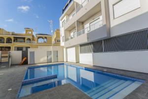 een zwembad in de achtertuin van een huis bij 246 Home Sweet Memories - Alicante Holiday in Benijófar