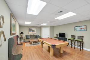 Μια τηλεόραση ή/και κέντρο ψυχαγωγίας στο Luxe Mountain 4BR 4BA Private Home