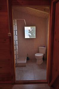 ein Badezimmer mit einem WC, einer Badewanne und einem Waschbecken in der Unterkunft Cichy Zakątek in Kleszczewo