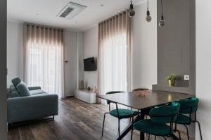 ein Wohnzimmer mit einem Tisch, Stühlen und einem Sofa in der Unterkunft Palazzo Cajeta in Gaeta