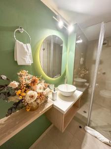 a bathroom with a sink and a mirror at Hotel Santa Elena Norte in Tunja