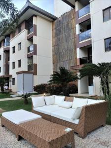 a couch and a coffee table in front of a building at L336 LB Apartamento aconchegante resort à beira lago in Brasília