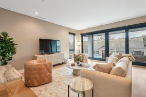 Μια τηλεόραση ή/και κέντρο ψυχαγωγίας στο Awe-Inspiring Condo