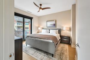 Ένα ή περισσότερα κρεβάτια σε δωμάτιο στο Awe-Inspiring Condo