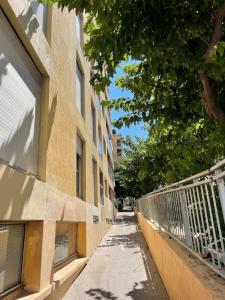 an empty sidewalk in front of a building at La Pitcholine : Superbe studio au Vieux-Port in Marseille
