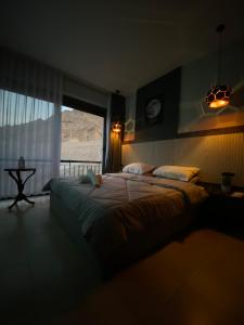 um quarto com uma cama grande e uma janela em aladnan Chalet alraha village em Aqaba