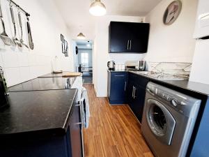 コルチェスターにあるSTYLISH 2 Bed APARTMENT WITH FREE PARKING, WIFIのキッチン(洗濯機、食器洗い機付)