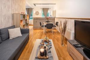 a living room with a couch and a table at L'élégant-Parking privé-10min strasbourg-NBSimmo in Bischheim