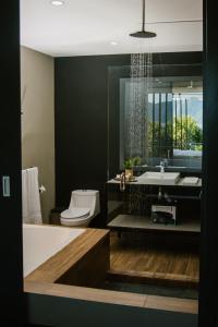 a bathroom with a tub and a toilet and a sink at Cardedeu Hotel Lago de Coatepeque in El Congo +35 photos