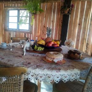 Pousada Pomar de Vassouras في فاسوراس: طاولة عليها فاكهة في الغرفة