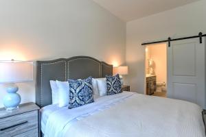 - une chambre avec un grand lit blanc et des oreillers bleus dans l'établissement 55 South Market Condo 202, à Asheville