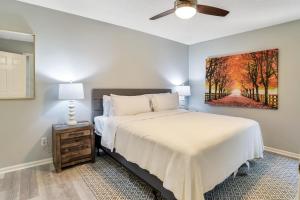 a bedroom with a bed and a painting on the wall at South Asheville Townhome 12 A in Arden