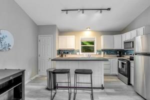 Кухня или мини-кухня в South Asheville Townhome 14 B

