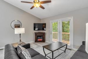 Телевизор и/или развлекательный центр в South Asheville Townhome 14 B