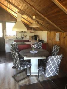 eine Küche mit einem Tisch und Stühlen im Zimmer in der Unterkunft Ferienhaus Gartow in Gartow