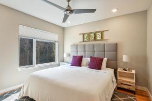 een slaapkamer met een groot bed met paarse kussens bij Comfort, Elegance and Convenience in Asheville