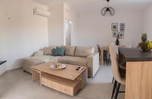 - un salon avec un canapé et une table dans l'établissement Alonakia Home Suites, à Filiatra
