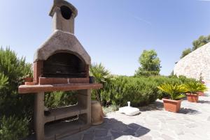 un horno de pizza sentado en la parte superior de un patio en Las Palmas, en Alghero