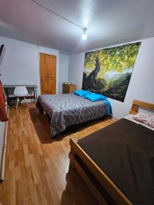 um quarto com duas camas e um quadro na parede em valle em Copiapó