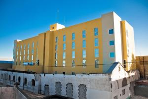 um grande edifício amarelo no topo de um edifício em City Express by Marriott Apizaco em Apizaco