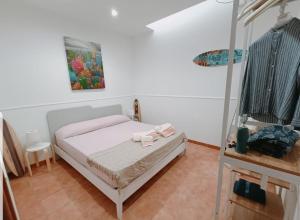 1 dormitorio con 1 cama y una pintura en la pared en Appartamento Borgonuovo, en Gallipoli