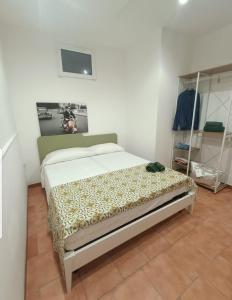 1 dormitorio con 1 cama en una habitación blanca en Appartamento Borgonuovo, en Gallipoli