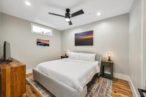 Schlafzimmer mit einem Bett und einem Deckenventilator in der Unterkunft Fantastic 2 Bedroom 2 Bath Condo in Asheville