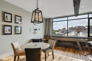 Et opholdsområde på Fantastic 2 Bedroom 2 Bath Condo + 12 billeder