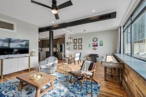 Et tv og/eller underholdning på Fantastic 2 Bedroom 2 Bath Condo