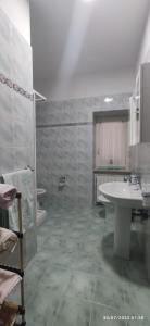 uma casa de banho com um lavatório, um WC e uma banheira em Alloggio tra Terni e Narni em Terni