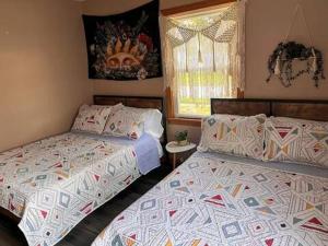 1 Schlafzimmer mit 2 Betten und einem Fenster in der Unterkunft Jennings in Cuyahoga Falls