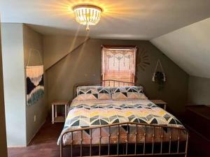 Schlafzimmer mit einem Bett und einem Kronleuchter in der Unterkunft Jennings in Cuyahoga Falls
