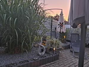 um jardim com guarda-chuva e algumas plantas em Ferienwohnung Talblume em Marl