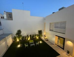 切薩雷奧港的住宿－Corte Cesarina，享有带椅子的庭院的景色。