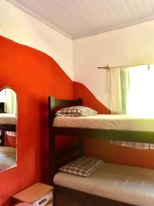 a room with two bunk beds and a window at Espaço Ecológico e Hospedagem Terra Betania in São João da Aliança