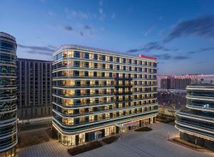 北京北京大兴国际机场希尔顿花园酒店的城市中灯火通明的高楼