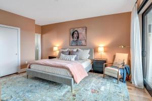 een slaapkamer met een kingsize bed en een stoel bij Outstanding Luxury Downtown Condo in Asheville +10 foto's