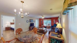 sala de estar con mesa y comedor en Pawleys Island Fairway Retreat 3BR Villa, en Pawleys Island