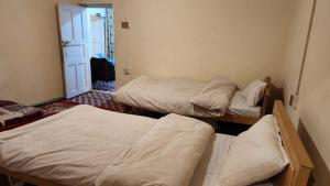 Tempat tidur dalam kamar di Karakorum Family Guest House Hunza