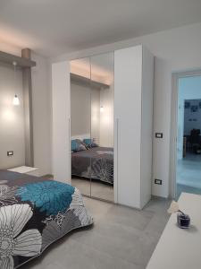 una camera con un letto e un grande specchio di La Casa di Linda a Genova