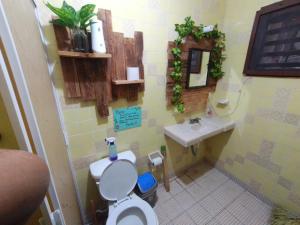 コスメルにあるCasa Samayの小さなバスルーム(トイレ、シンク付)