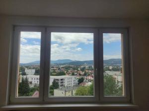 ventana con vistas a la ciudad en sky apartment, en Prievidza