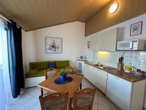 Kuchyň nebo kuchyňský kout v ubytování Apartments Marija
