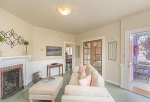 sala de estar con sofá y chimenea en 3893 Sweet Seventeenth home en Pacific Grove