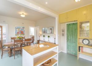 eine Küche und ein Esszimmer mit einem Tisch und Stühlen in der Unterkunft 3893 Sweet Seventeenth home in Pacific Grove