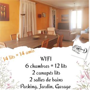 sala de estar con mesa y comedor en Cœur de ville, 6 chambres, garage et jardin, en Digne-les-Bains