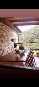 Una mesa en una habitación con vistas a la montaña en Las Monas Casa Rural 